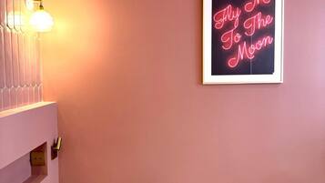 Espacio para trabajar con laptop y tabla de planchar con plancha