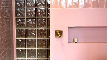 Espacio para trabajar con laptop y tabla de planchar con plancha