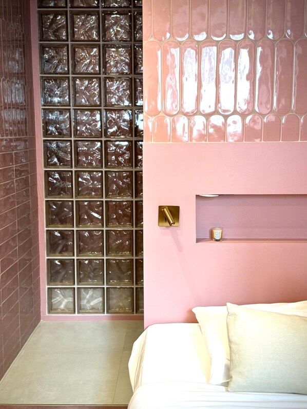 Appartement | Een laptopwerkplek, een strijkplank/strijkijzer, beddengoed