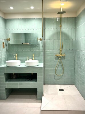 Appartement | Badkamer | Een haardroger, zeep, shampoo