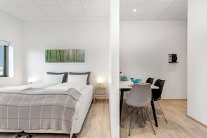 1 bedroom, WiFi, bed sheets - Blue Mountain Apartments - Corner Studio with View (Kópavogur)