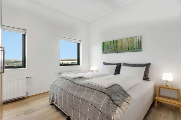 1 bedroom, WiFi, bed sheets - Blue Mountain Apartments - Corner Studio with View (Kópavogur)