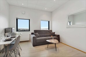 TV, offices - Blue Mountain Apartments - Economy Studio (Kópavogur)