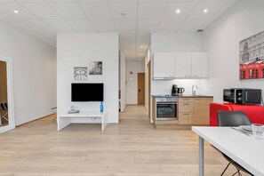Réfrigérateur, four à micro-ondes, un four, surface de cuisson