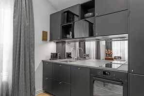 Fridge, oven, stovetop, dishwasher