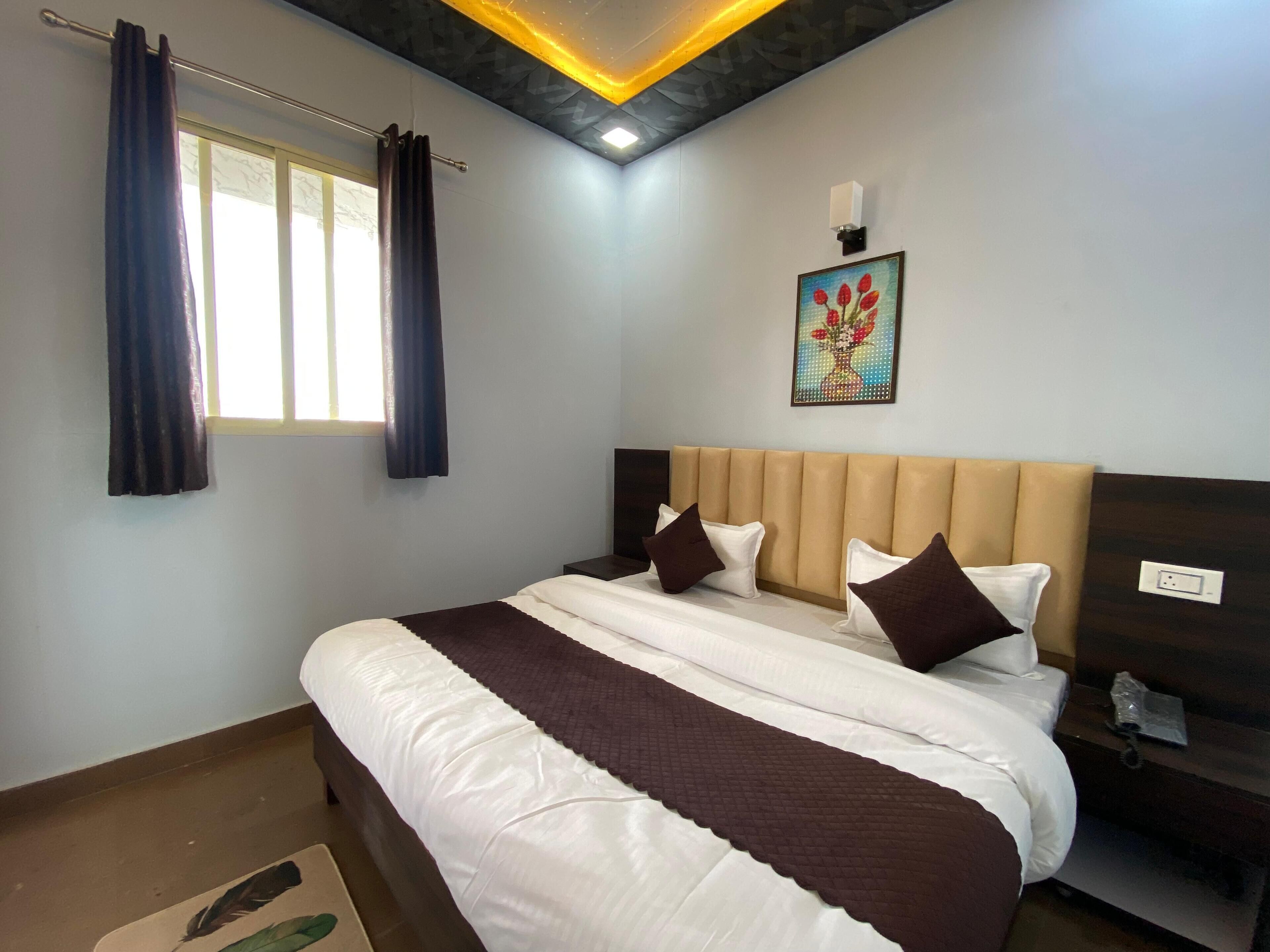 Luksus-dobbeltrom, balkong, fjellutsikt | Skrivebord, skrivebord for bærbar PC, lydisolert og wi-fi (inkludert)