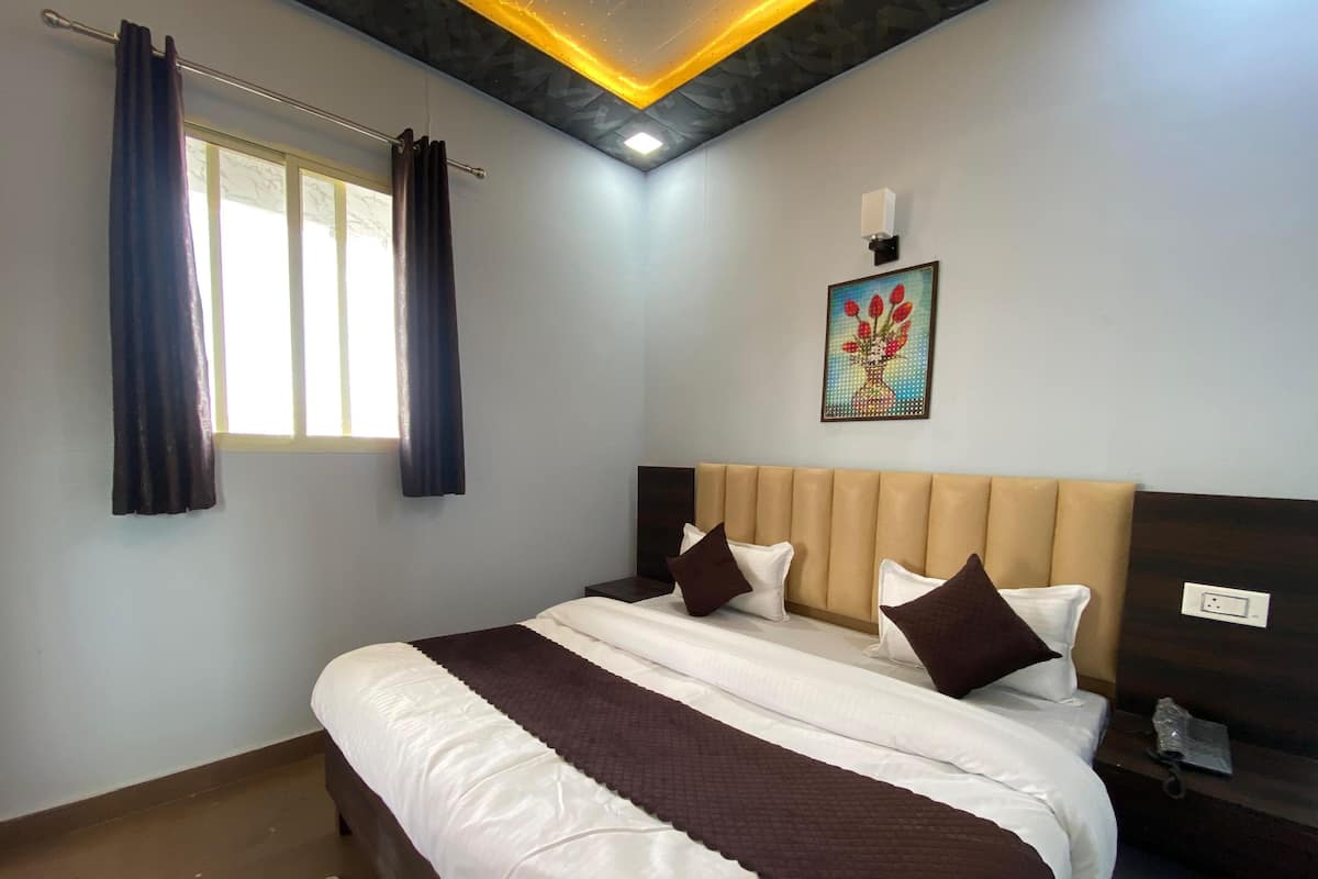 Luxe tweepersoonskamer, balkon, uitzicht op bergen | Een bureau, een laptopwerkplek, geluiddichte muren, gratis wifi