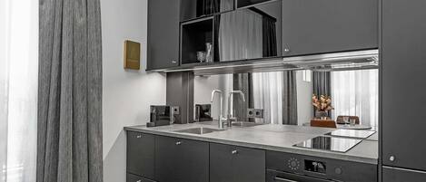 Fridge, oven, stovetop, dishwasher