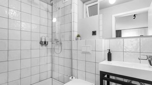 Bathroom - Backyard Stylish Studio for 4 - Excellent Location (Reykjavík)
