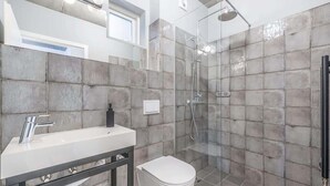 Bathroom - Backyard Stylish Studio for 4 - Excellent Location (Reykjavík)