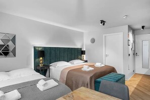 1 bedroom, desk, WiFi, bed sheets - Backyard Stylish Studio for 4 - Excellent Location (Reykjavík)