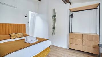 Apartemen | Ruang kerja ramah laptop, setrika/meja setrika, dan seprai linen