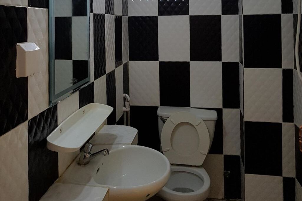 Douche, serviettes fournies, savon, papier toilette