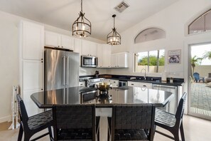 Fridge, microwave, oven, stovetop - Scottsdale Escape | Close to TPC Golf & Mayo Clinic & Private Pool (Scottsdale)