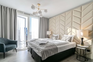 Une chambre d’hôtel moderne équipée d’un lit, d’une chaise, d’une lampe et offrant une vue sur l’extérieur.