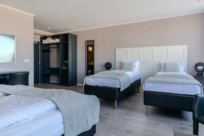 Desk, WiFi, bed sheets - Midtown Reykjavik - Quadruple Room (Reykjavík)