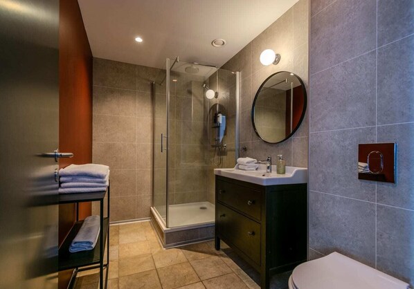Douche, séchoir à cheveux, serviettes fournies