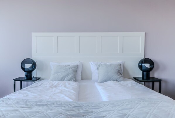 Desk, WiFi, bed sheets