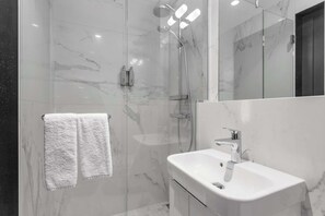 Dusche, Haartrockner, Handtücher