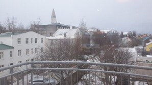 A residential area with buildings, a church spire, and bare trees. - Saga Studio for 2 guests in Downtown Snorri (Reykjavík)