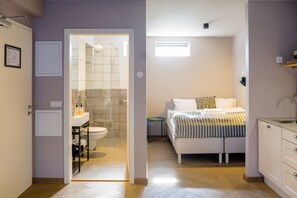 1 bedroom, WiFi, bed sheets - Saga Studio for 2 guests in Downtown basement Steinn (Reykjavík)