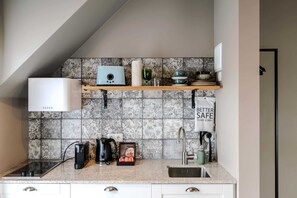 Kjøleskap, kokeplater, kaffetrakter/tekoker og brødrister