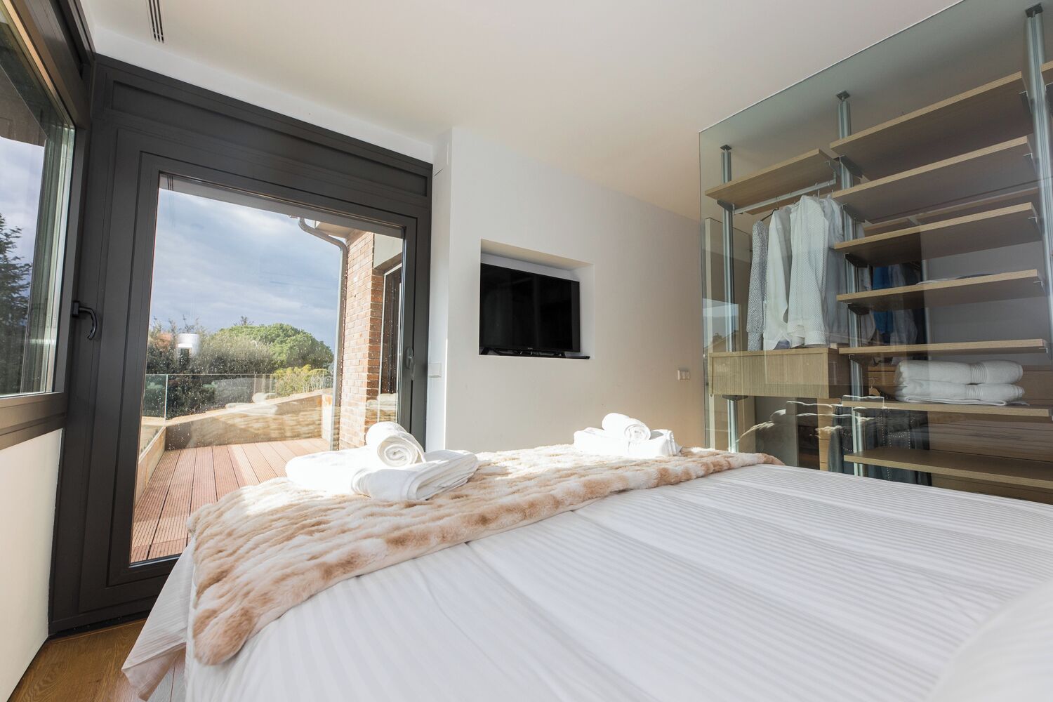 3 quartos, escrivaninha, ferros/tábuas de passar roupa