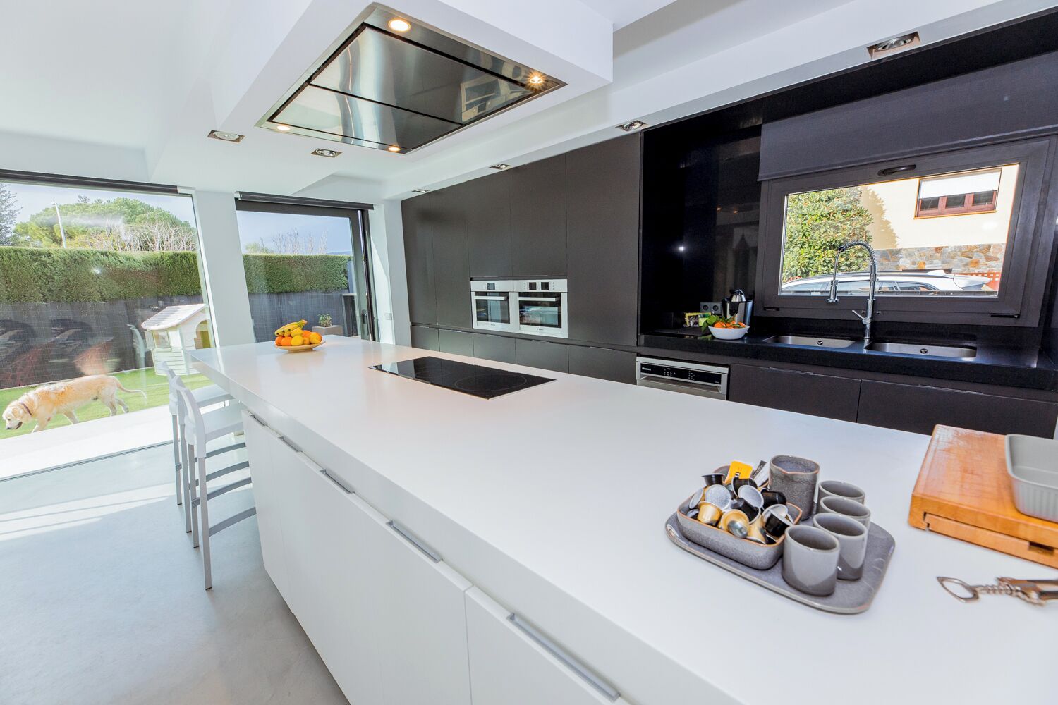 Geladeira, micro-ondas, fogão, cooktop