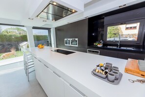 Frigorífico, microondas, horno y placa de cocina