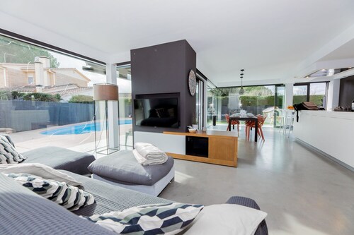 CHALET ELS PINS WITH POOL BANYOLES