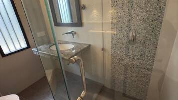 Classic Room, Garden View | Bilik Mandi | Pancuran mandi, kelengkapan dandanan diri percuma, sabun, tisu tandas
