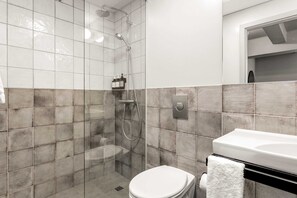 Douche, séchoir à cheveux, serviettes fournies