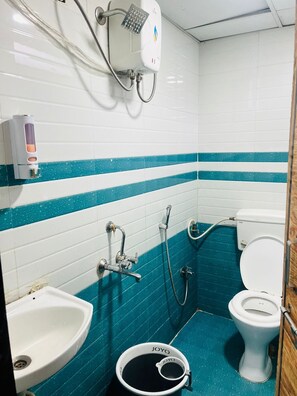 Deluxe Room With City View | Bathroom