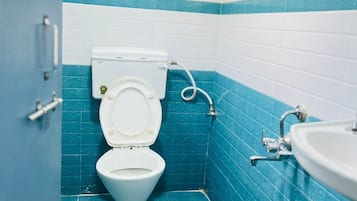 Habitación Deluxe | Baño | Ducha, artículos de higiene personal gratuitos, toallas y jabón