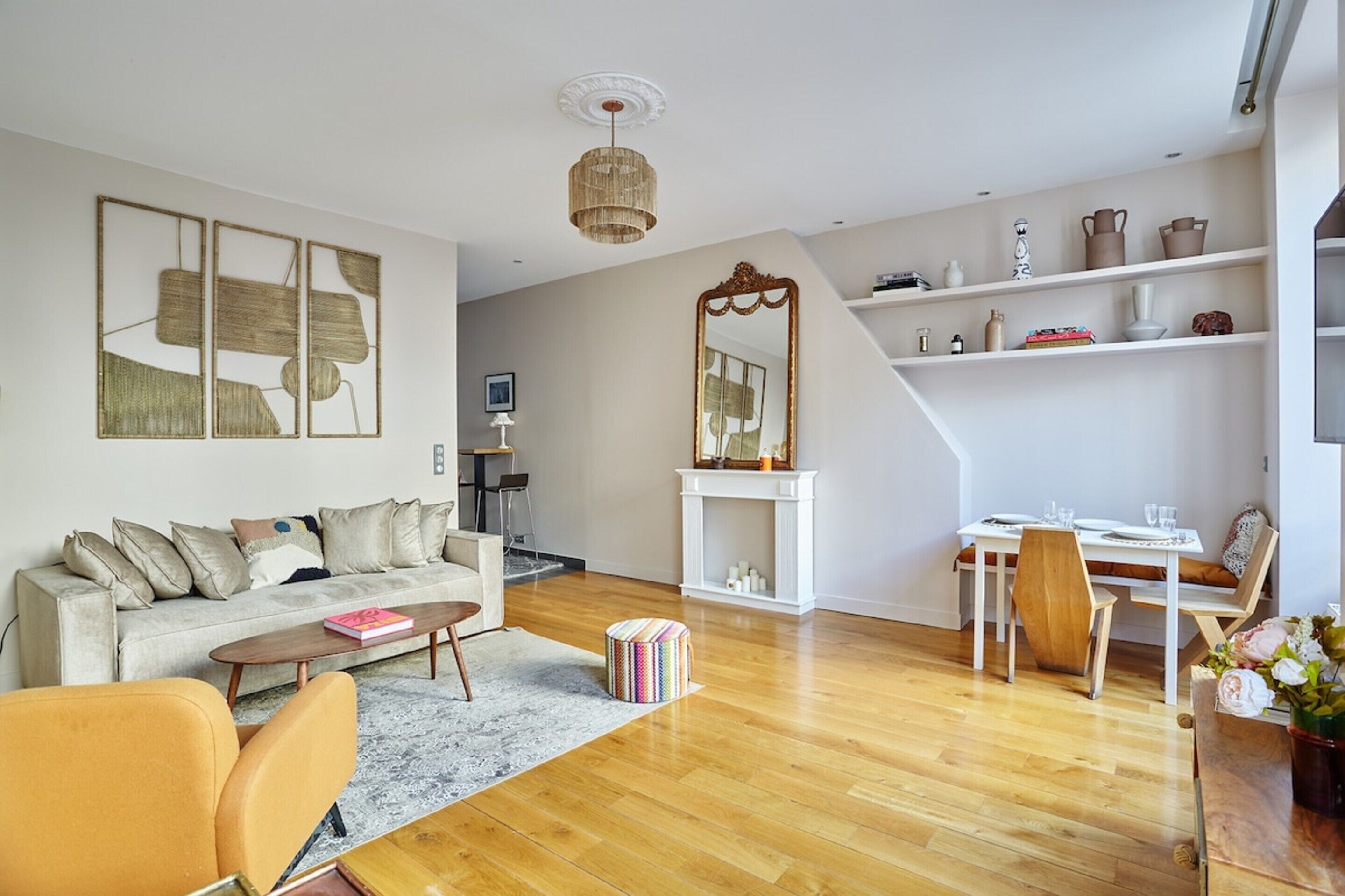 Una sala moderna con sofá, mesa de centro y comedor con sillas y mesa.