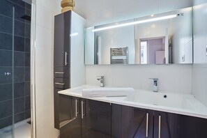 Apartment | Bathroom | Hair dryer, soap, shampoo - Superb Apartment Avenue Montaigne/saint Honore (Paris)