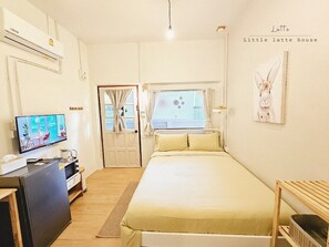 雙人房 | 房內夾萬、書桌、手提電腦工作空間、熨斗/熨衫板