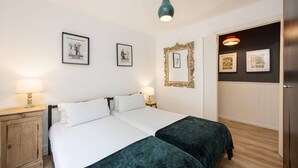 Room - Discover a wonderful apartment just 20 minutes from Barcelona's vibrant city center. Thoughtfully renovated, this space blends the charm of vintage design with elegant contemporary details, evoking the magic of a golden era. (L'Hospitalet de Llobregat)