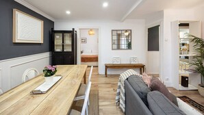 Dining - Discover a wonderful apartment just 20 minutes from Barcelona's vibrant city center. Thoughtfully renovated, this space blends the charm of vintage design with elegant contemporary details, evoking the magic of a golden era. (L'Hospitalet de Llobregat)