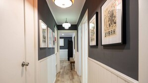 Interior - Discover a wonderful apartment just 20 minutes from Barcelona's vibrant city center. Thoughtfully renovated, this space blends the charm of vintage design with elegant contemporary details, evoking the magic of a golden era. (L'Hospitalet de Llobregat)