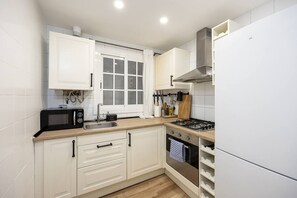 Réfrigérateur, four à micro-ondes, un four, surface de cuisson