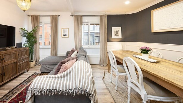 Living area - Discover a wonderful apartment just 20 minutes from Barcelona's vibrant city center. Thoughtfully renovated, this space blends the charm of vintage design with elegant contemporary details, evoking the magic of a golden era. (L'Hospitalet de Llobregat)