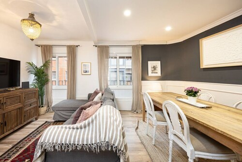 Discover a wonderful apartment just 20 minutes from Barcelona's vibrant city center. Thoughtfully renovated, this space blends the charm of vintage design with elegant contemporary details, evoking the magic of a golden era.