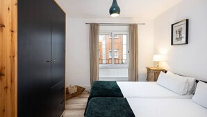 Room - Discover a wonderful apartment just 20 minutes from Barcelona's vibrant city center. Thoughtfully renovated, this space blends the charm of vintage design with elegant contemporary details, evoking the magic of a golden era. (L'Hospitalet de Llobregat)