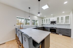 Fridge, microwave, oven, stovetop - Jack– NEW Modern 4-Level Luxury Retreat in Innsb (Helen)