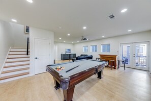 Game room - Jack–Modern 4-Level Luxury Retreat in Innsbruck (Helen)