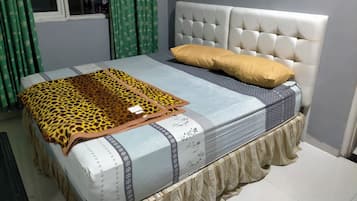 Family Room | Desk, free WiFi, bed sheets