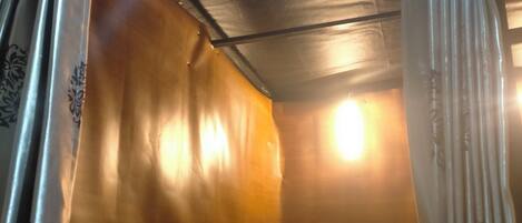 Economy Cabin | Desk, free WiFi, bed sheets