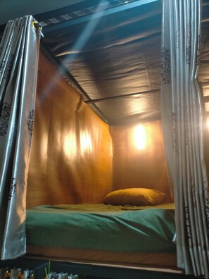 Economy Cabin | Desk, free WiFi, bed sheets - Kouzui Homestay (Surabaya)