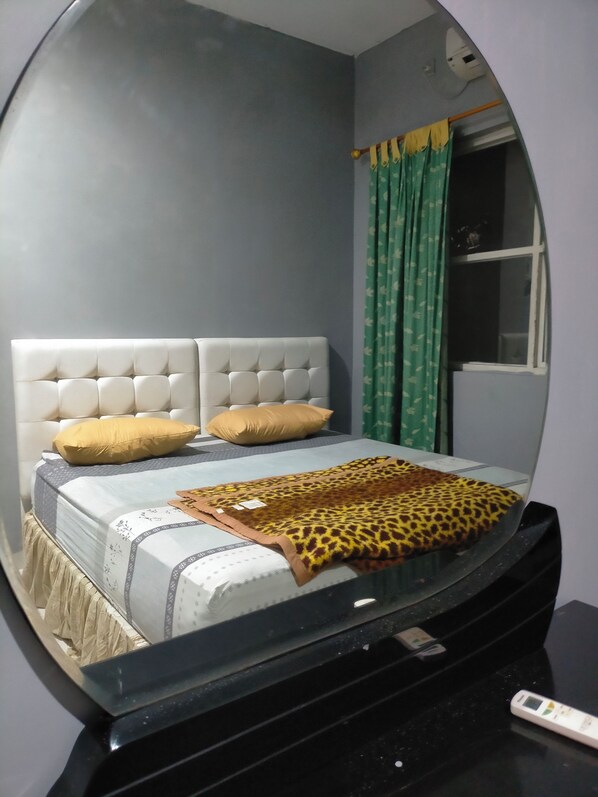 Family Room | Desk, free WiFi, bed sheets